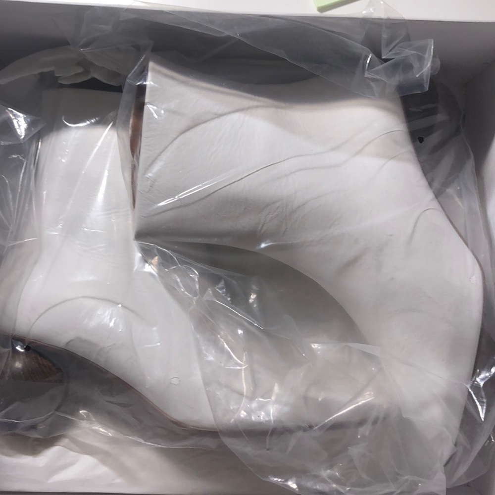 100% new un-wear NEOUS shoes.